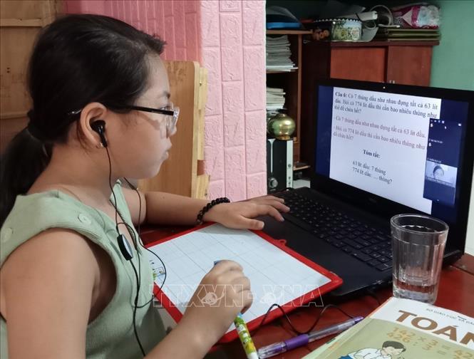 Trong ảnh: Học sinh trường Tiểu học Võ Thị Sáu (quận Hải Châu) học trực tuyến. Ảnh: TTXVN phát