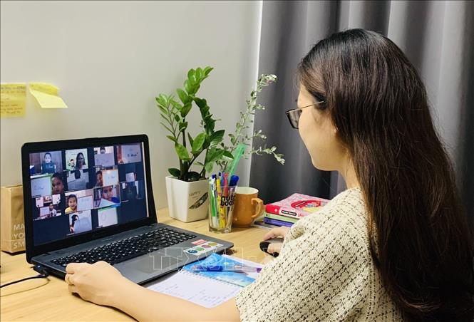 Trong ảnh: Giáo viên trường Tiểu học Võ Thị Sáu (quận Hải Châu) dạy khiến thức mới trực tuyến. Ảnh: TTXVN phát