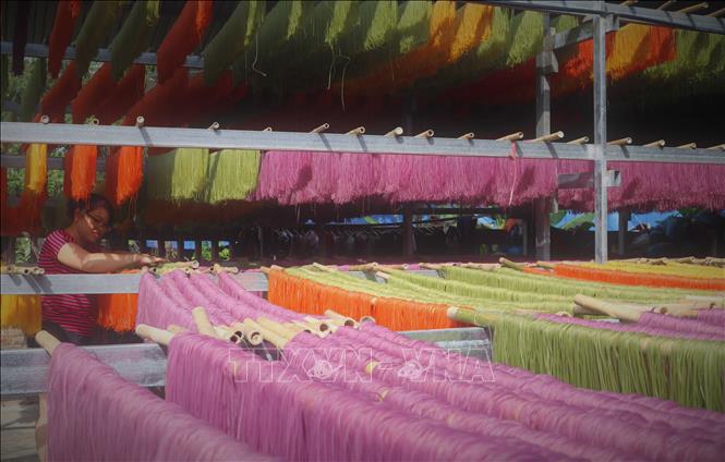 Trong ảnh: Những sào bún rực rỡ sắc màu tạo sức hút đối với du khách khi đến Cao Bằng. Ảnh: Chu Hiệu - TTXVN