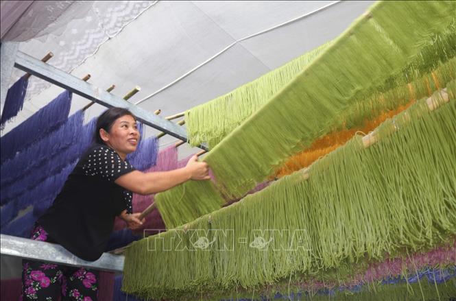 Trong ảnh: Những sào bún rực rỡ sắc màu tạo sức hút đối với du khách khi đến Cao Bằng. Ảnh: Chu Hiệu - TTXVN