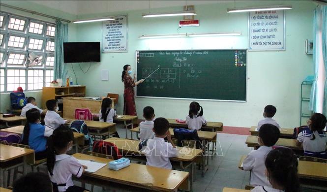 Học sinh Trường Tiểu học và Trung học Cơ sở Đăk Rơ Wa (xã Đăk Rơ Wa, thành phố Kon Tum) đảm bảo giãn cách trong buổi đầu tiên học trực tiếp. Ảnh: Khoa Chương - TTXVN