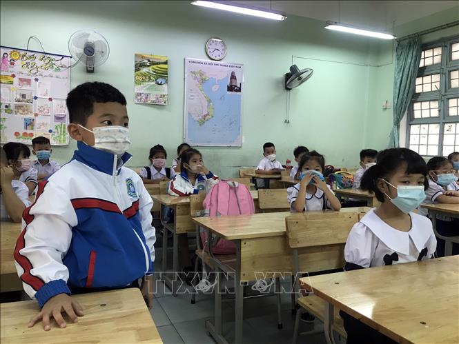 Học sinh tại Trường Tiểu học Lê Hồng Phong, thành phố Kon Tum tuân thủ các quy định về phòng, chống dịch COVID-19 trong quá trình học trực tiếp. Ảnh: Khoa Chương - TTXVN