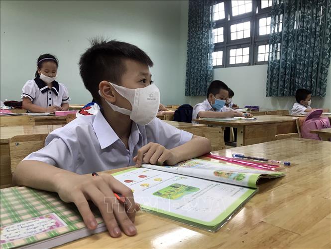 Học sinh lớp 1 (Trường Tiểu học Lê Hồng Phong, thành phố Kon Tum)  tuân thủ các quy định về phòng, chống dịch COVID-19 trong quá trình học trực tiếp. Ảnh: Khoa Chương - TTXVN