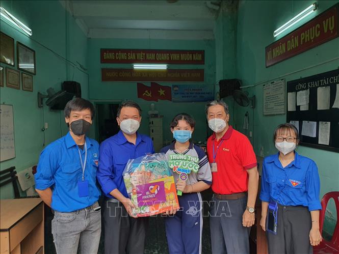 Trong ảnh: Trao quà Trung Thu cho các em thiếu nhi khó khăn tại Quận 5, Tp. Hồ Chí Minh. Ảnh: Hồng Giang - TTXVN