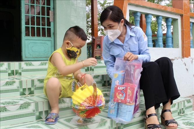 Trong ảnh: Trao quà Trung Thu cho thiếu nhi khó khăn tại huyện Bình Chánh, Tp. Hồ Chí Minh. Ảnh: Hồng Giang - TTXVN