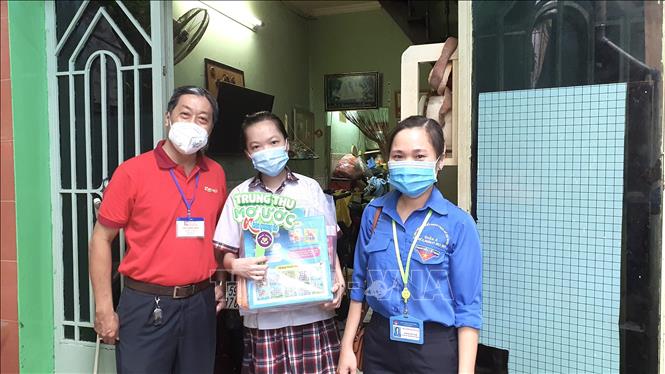 Trong ảnh: Trao quà Trung Thu cho các em thiếu nhi khó khăn tại Quận 4, Tp. Hồ Chí Minh. Ảnh: Hồng Giang - TTXVN
