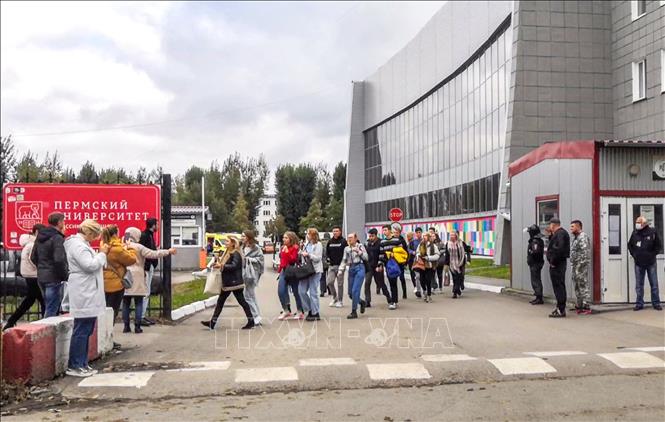 Trong ảnh: Sơ tán các sinh viên tại Trường Đại học Perm ở ngoại ô Moskva sau vụ xả súng ngày 20/9/2021. Ảnh: AFP/TTXVN
