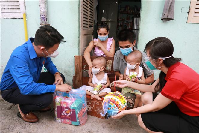 Trong ảnh: Trao quà Trung Thu cho các em thiếu nhi bị nhiễm chất độc da cam tại quận Tân Phú, Tp. Hồ Chí Minh. Ảnh: Hồng Giang - TTXVN