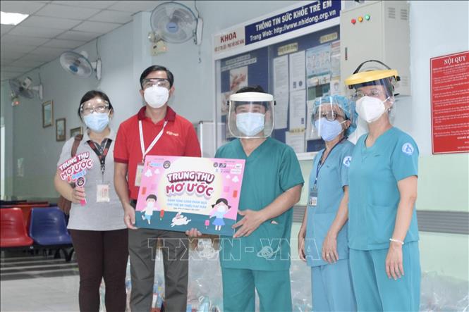 Trong ảnh: Đại diện y bác sỹ tại Bệnh viện Nhi Đồng 1 Tp. Hồ Chí Minh nhận các phần quà Trung Thu từ chương trình cho các em thiếu nhi đang được điều trị COVID-19 tại đây. Ảnh: Hồng Giang - TTXVN.