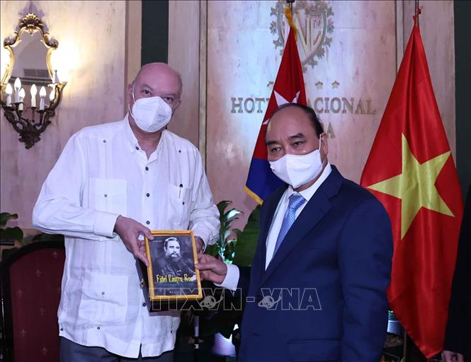 Bộ trưởng Ngoại thương và Đầu tư nước ngoài Cuba Rodrigo Malmierca Díazvà tặng quà Chủ tịch nước Nguyễn Xuân Phúc. Ảnh: Thống Nhất – TTXVN