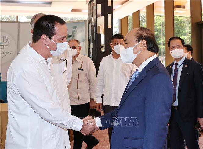 Photo: Vietnamese President Nguyen Xuan Phuc visits the Center for Genetic Engineering and Biotechnology (CIGB) on September 20. VNA Photo: Thống Nhất