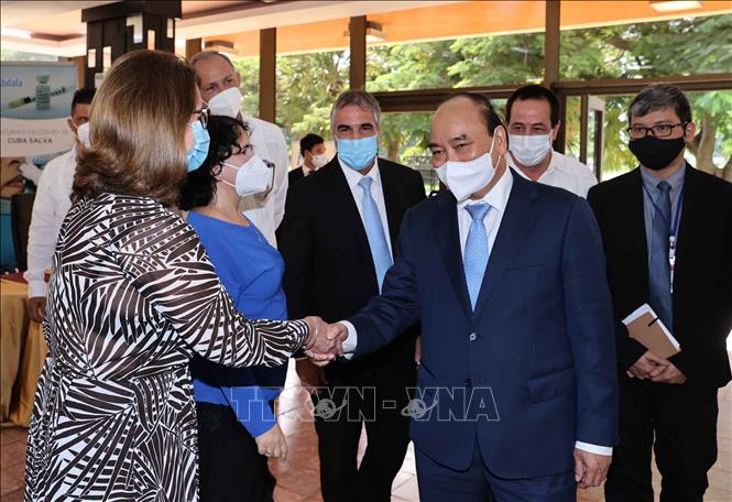Photo: Vietnamese President Nguyen Xuan Phuc visits the Center for Genetic Engineering and Biotechnology (CIGB) on September 20. VNA Photo: Thống Nhất