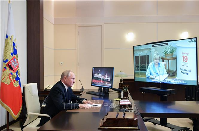 Trong ảnh: Tổng thống Nga Vladimir Putin (trái) trao đổi trực tuyến với Chủ tịch Ủy ban Bầu cử Trung ương Ella Pamfilova (phải, trên màn hình) về kết quả cuộc bầu cử Duma Quốc gia (Hạ viện) Nga, tại Moskva ngày 20/9/2021. Ảnh: AFP/TTXVN