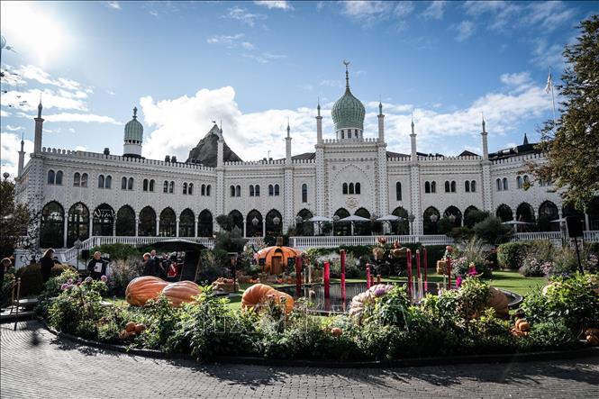 Trong ảnh: Công viên giải trí và vườn Tivoli ở thủ đô Copenhagen, Đan Mạch. Ảnh: AFP/TTXVN