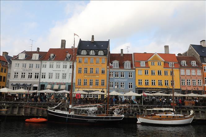 Trong ảnh: Những tòa nhà cổ dọc theo con kênh ở trung tâm thủ đô Copenhagen, Đan Mạch. Ảnh: AFP/TTXVN