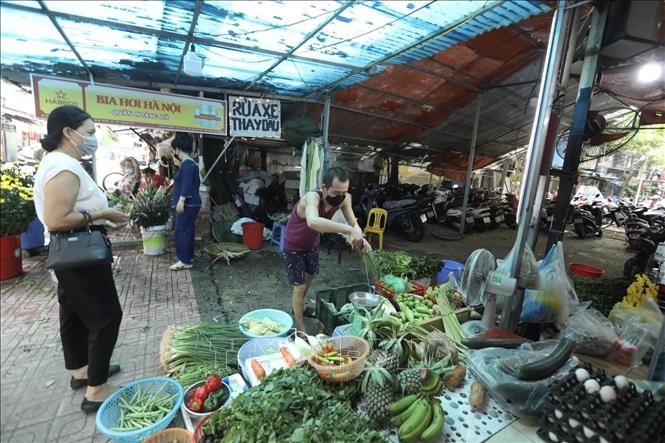 Trong ảnh: Người dân đi chợ cần tuân thủ nghiêm các quy định về phòng, chống dịch. Ảnh: Minh Quyết - TTXVN