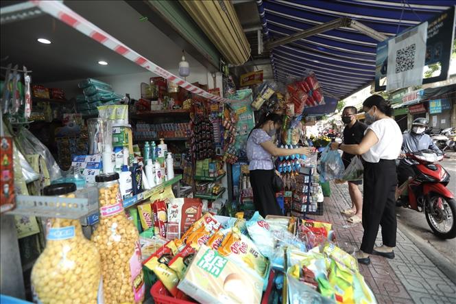 Trong ảnh: Người dân đi chợ cần tuân thủ nghiêm các quy định về phòng, chống dịch. Ảnh: Minh Quyết - TTXVN