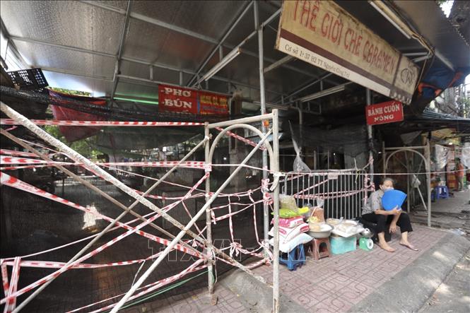 Trong ảnh: Một số khu vực bên trong chợ Nguyễn Công Trứ, quận Hai Bà Trưng vẫn chưa được mở lại. Ảnh: Minh Quyết - TTXVN