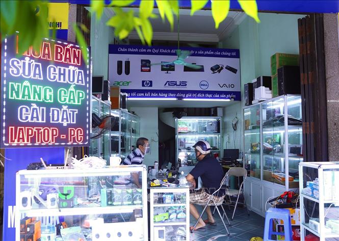 Trong ảnh: Một cửa hàng sửa chữa máy tính trên phố Lê Thanh Nghị, quận Hai Bà Trưng đã mở lại đón khách. Ảnh: Hoàng Hiếu - TTXVN 