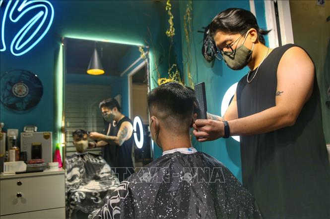 Cửa hàng cắt tóc trên phố Núi Trúc, quận Ba Đình đảm bảo nghiêm túc quy tắc 5K. Ảnh: Tuấn Đức - TTXVN