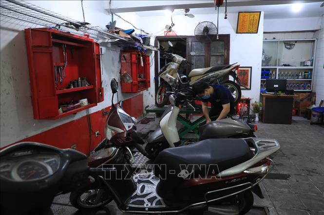 Trong ảnh: Cửa hàng sửa chữa xe máy trên địa bàn quận Thanh Xuân đã mở cửa trở lại. Ảnh: Tuấn Anh - TTXVN