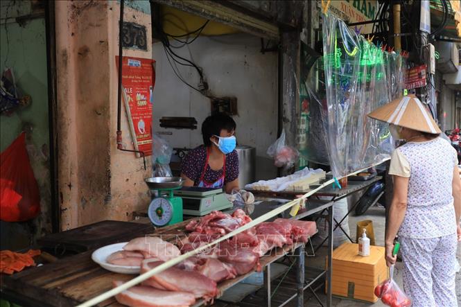 Trong ảnh: Các cửa hàng bán thực phẩm chợ Khương Đình, quận Thanh Xuân làm vách ngăn giữ khoảng cách an toàn phòng, chống dịch COVID-19. Ảnh: Tuấn Anh - TTXVN