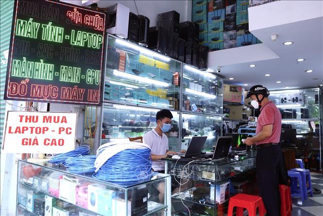 Nhiều người dân đã đến mua bán, sửa chữa máy tính ngay trong ngày các cửa hàng trên phố Lê Thanh Nghị, quận Hai Bà Trưng mở cửa trở lại. Ảnh: Hoàng Hiếu - TTXVN