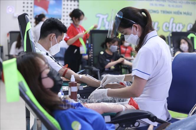 Trong ảnh: Tình nguyện viên tham gia hiến máu tại chương trình hiến máu “Trung thu cho em”. Ảnh: Minh Quyết - TTXVN