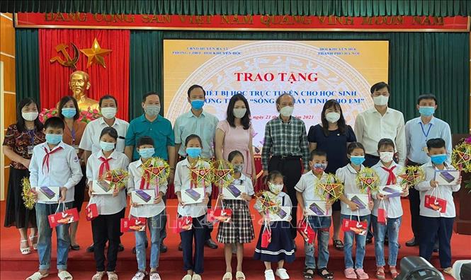 Trong ảnh: Đại diện các em học sinh và các nhà hảo tâm tại lễ trao tặng. Ảnh: Trần Việt - TTXVN