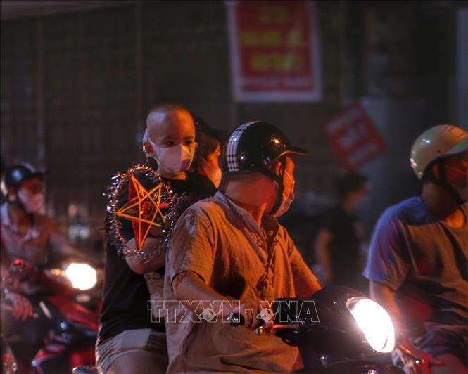 Trong ảnh: Người dân Thủ đô đổ ra đường tối 21/9 sau thời gian giãn cách dài nhưng vẫn đảm bảo các biện pháp phòng, chống dịch. Ảnh: Tuấn Đức - TTXVN