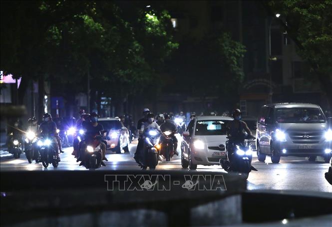 Trong ảnh: Lúc 22h40, vẫn còn nhiều người dân Hà Nội di chuyển qua Quảng trường Đông Kinh Nghĩa Thục. Ảnh: Hoàng Hiếu - TTXVN 