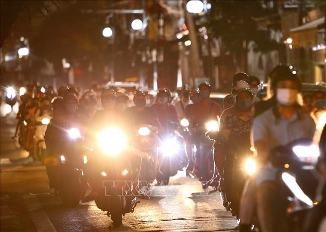 Trong ảnh: 22h30, vẫn còn nhiều người dân di chuyển trên phố hàng Đường. Ảnh: Hoàng Hiếu - TTXVN 