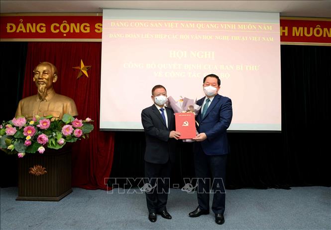 Trong ảnh: Đồng chí Nguyễn Trọng Nghĩa, Bí thư Trung ương Đảng, Trưởng Ban Tuyên giáo Trung ương trao Quyết định của Ban Bí thư cho đồng chí Đỗ Hồng Quân. Ảnh: TTXVN phát