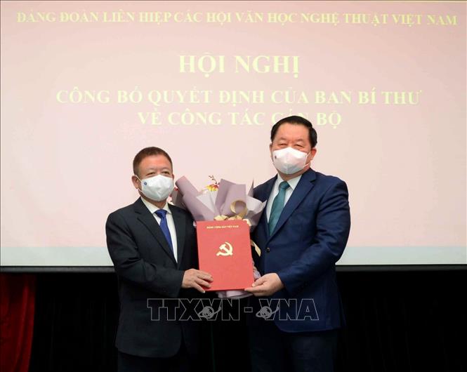 Đồng chí Nguyễn Trọng Nghĩa (phải), Bí thư Trung ương Đảng, Trưởng Ban Tuyên giáo Trung ương trao Quyết định của Ban Bí thư cho đồng chí Đỗ Hồng Quân. Ảnh: TTXVN phát