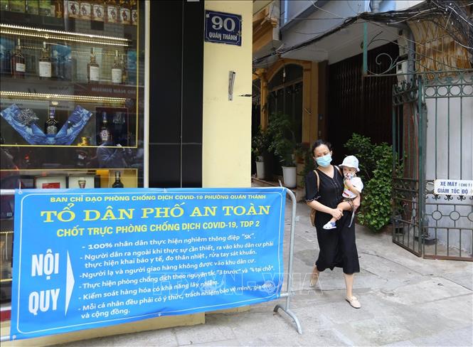 Trong ảnh: Một chốt “tổ dân phố an toàn” trên đường Quán Thánh, quận BaĐình đã mở để người dân thuận tiện ra, vào, sáng 22/9. Ảnh: Hoàng Hiếu - TTXVN 