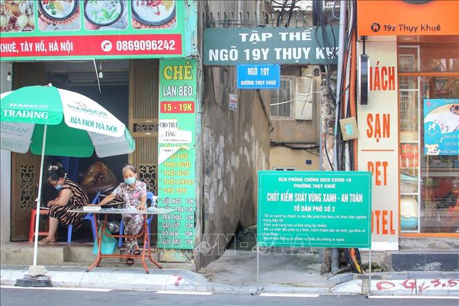 Một vài khu dân cư trên phố Thuỵ Khuê (quận Tây Hồ) vẫn duy trì chốt kiểm soát vùng xanh. Ảnh: Tuấn Đức - TTXVN