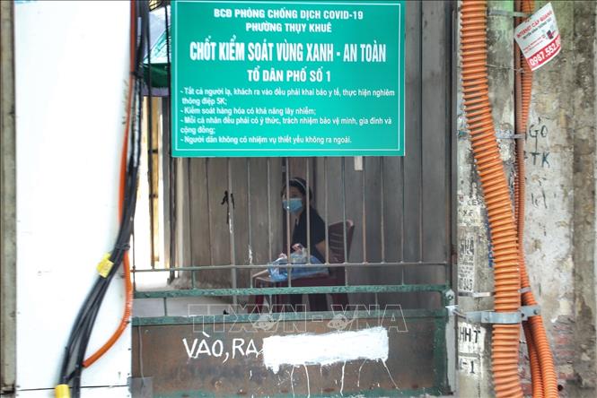 Một vài khu dân cư trên phố Thuỵ Khuê (quận Tây Hồ) vẫn duy trì chốt kiểm soát vùng xanh. Ảnh: Tuấn Đức - TTXVN