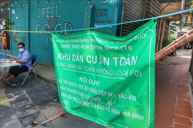 Khu vực Hồ Tây vẫn duy trì các chốt kiểm soát vùng xanh. Ảnh: Tuấn Đức - TTXVN