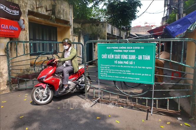 Một vài khu dân cư trên phố Thuỵ Khuê (quận Tây Hồ) vẫn duy trì chốt kiểm soát vùng xanh. Ảnh: Tuấn Đức - TTXVN