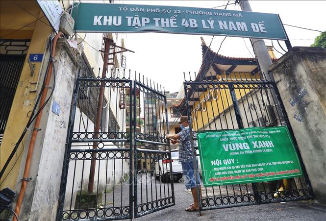 Trong ảnh: Khu tập thể 4B Lý Nam Đế (phường Hàng Mã, Hoàn Kiếm) chỉ người dân trong khu mới có chìa khoá ra, vào để phòng, chống dịch COVID-19. Ảnh: Hoàng Hiếu - TTXVN