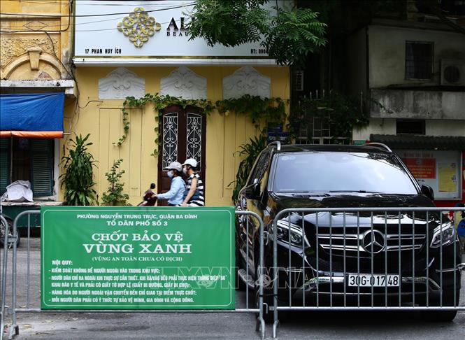 Trong ảnh: Chốt cứng “vùng xanh” tại phố Phan Huy Ích cắt ngõ Hàng Bún. Ảnh: Hoàng Hiếu - TTXVN 