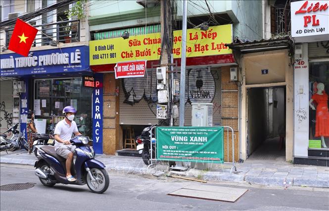 Trong ảnh: Các chốt vùng xanh trên đường Đinh Liệt (Hàng Bạc, Hoàn Kiếm). Ảnh: Hoàng Hiếu - TTXVN