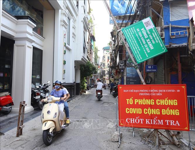 Trong ảnh: Chiều 22/9, rào chắn chốt “vùng xanh” ngõ Tô Hoàng, quận Hai Bà Trưng đã được dựng lên để người và phương tiện lưu thông qua chốt. Ảnh: Hoàng Hiếu - TTXVN 