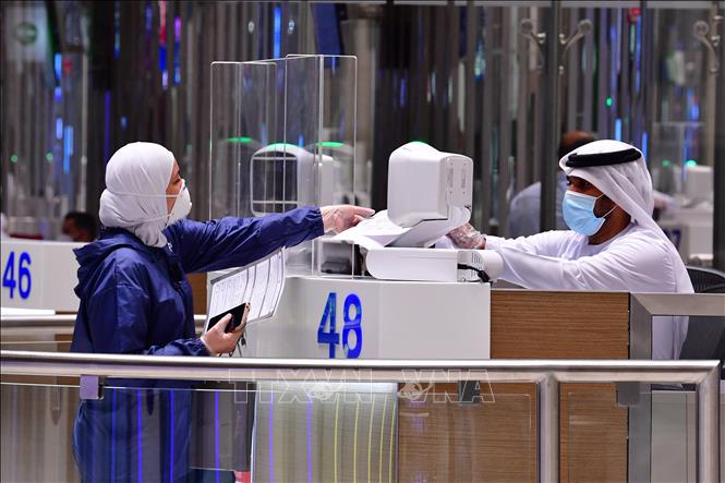 Trong ảnh: Hành khách làm thủ tục tại sân bay ở Dubai, Các Tiểu vương quốc Arab thống nhất (UAE). Ảnh: AFP/TTXVN