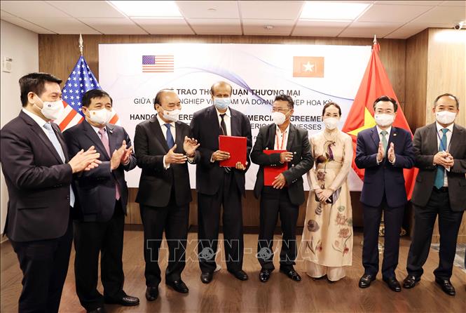 Chủ tịch nước Nguyễn Xuân Phúc chứng kiến Lễ trao thỏa thuận hợp tác giữa liên danh Công ty Kinh Bắc và Công ty Công nghệ viễn thông Sài Gòn, trực thuộc Tập đoàn đầu tư Saigon và Tập đoàn Quantum. Ảnh: Thống Nhất – TTXVN