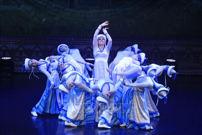 Trong ảnh: Các cô gái Nga duyên dáng trong vũ điệu truyền thống. Ảnh: Trần Hiếu - PV TTXVN tại Nga   