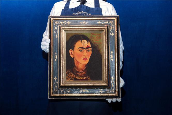 Trong ảnh: Bức chân dung tự họa  “Diego và tôi” của nữ danh họa người Mexico Frida Kahlo. Ảnh: AFP/TTXVN