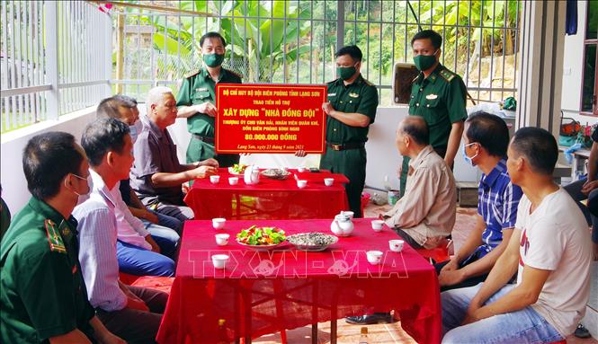 Trong ảnh: Đại tá Nguyễn Văn Hưng, Phó Chính ủy Bộ đội Biên phòng tỉnh Lạng Sơn trao tặng tiền ủng hộ xây dựng “Nhà Đồng đội” chiến sĩ Chu Văn Hải. Ảnh: Thái Thuần – TTXVN