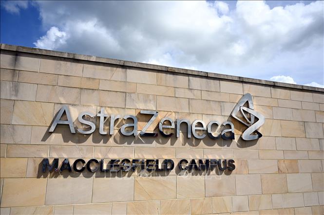 Trong ảnh: Tòa nhà của  hãng dược phẩm AstraZeneca ở Macclesfield, Anh. Ảnh: AFP/TTXVN