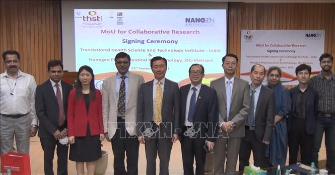 Photo: Vietnamese and Indian delegates at the signing ceremony. VNA Photo: Huy Lê